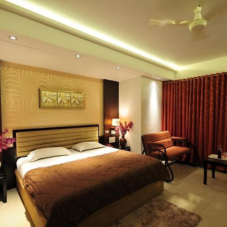 Hotel Surabhi Regency Anand Bagian luar foto