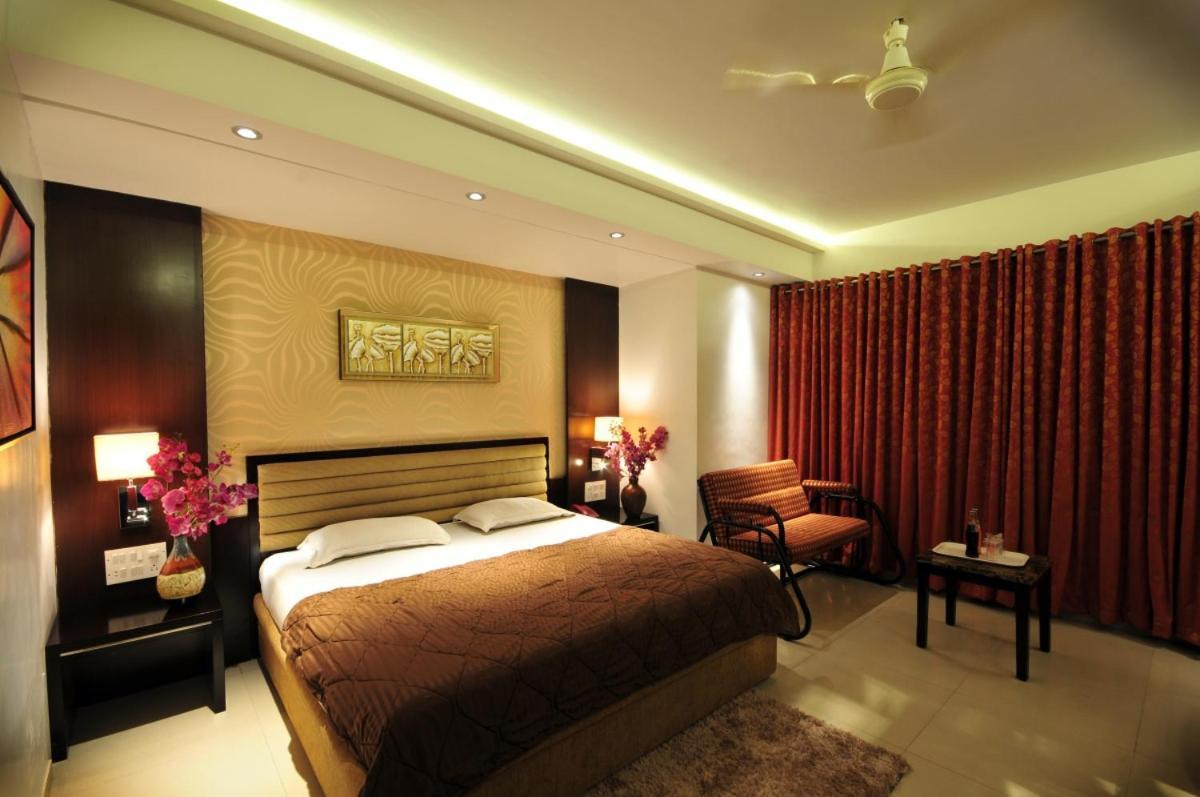Hotel Surabhi Regency Anand Bagian luar foto