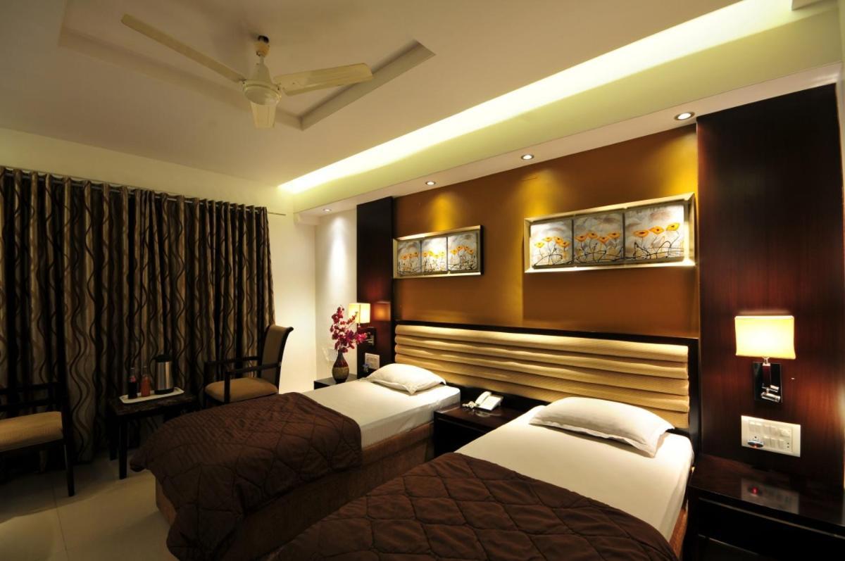 Hotel Surabhi Regency Anand Bagian luar foto