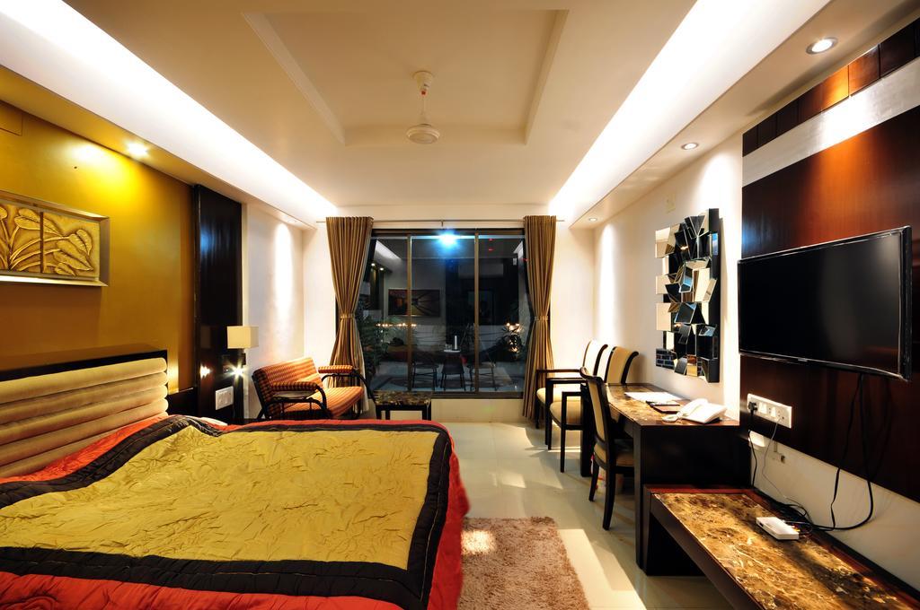 Hotel Surabhi Regency Anand Ruang foto