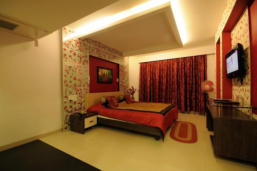 Hotel Surabhi Regency Anand Bagian luar foto