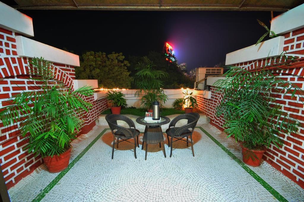 Hotel Surabhi Regency Anand Bagian luar foto