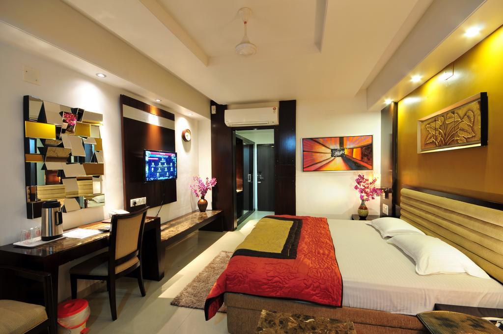 Hotel Surabhi Regency Anand Bagian luar foto