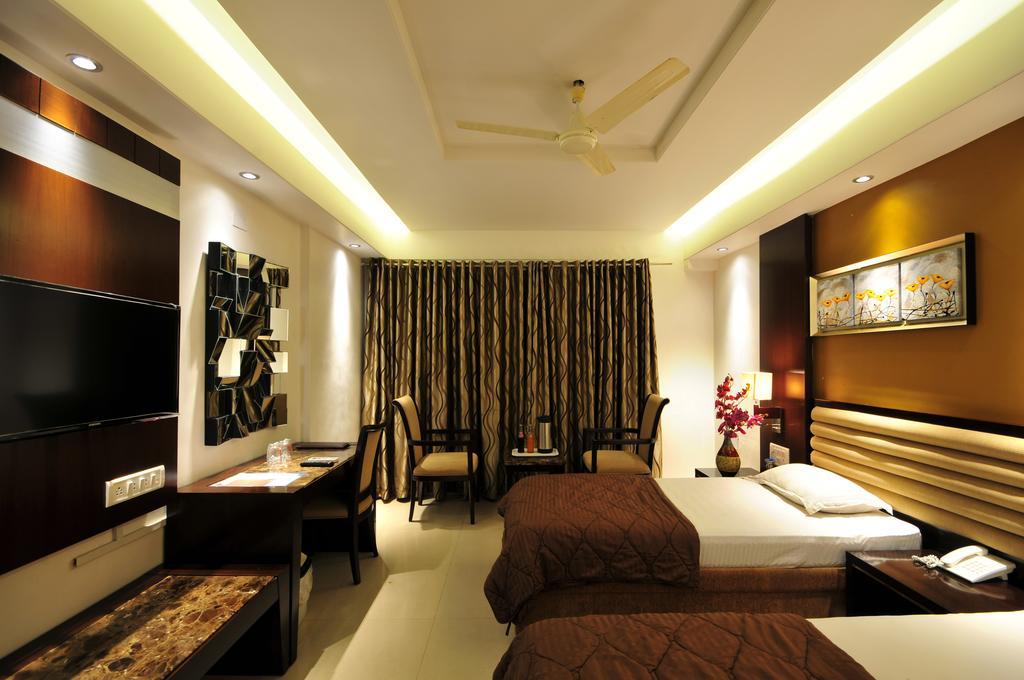 Hotel Surabhi Regency Anand Bagian luar foto