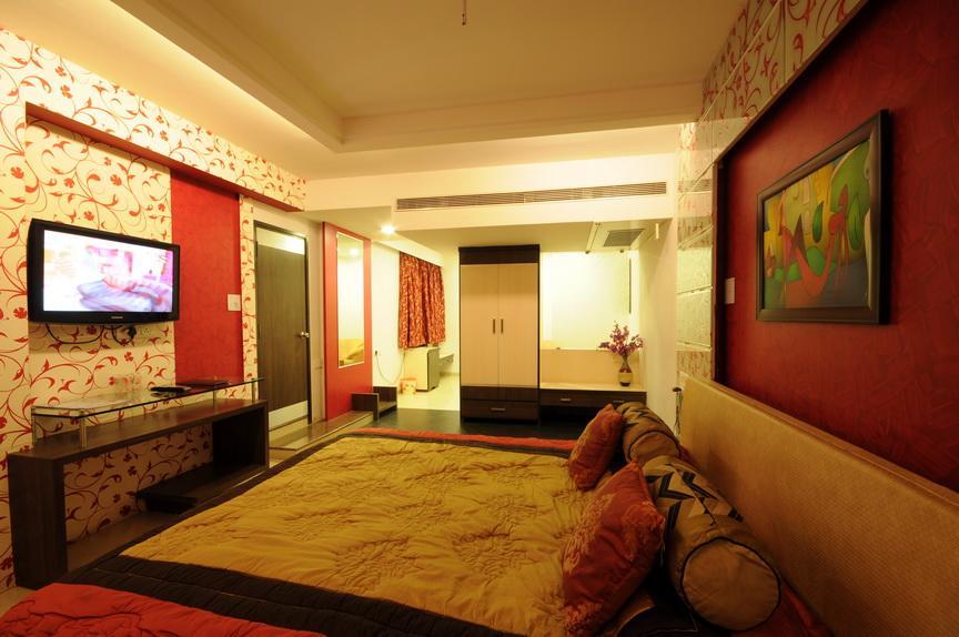 Hotel Surabhi Regency Anand Bagian luar foto