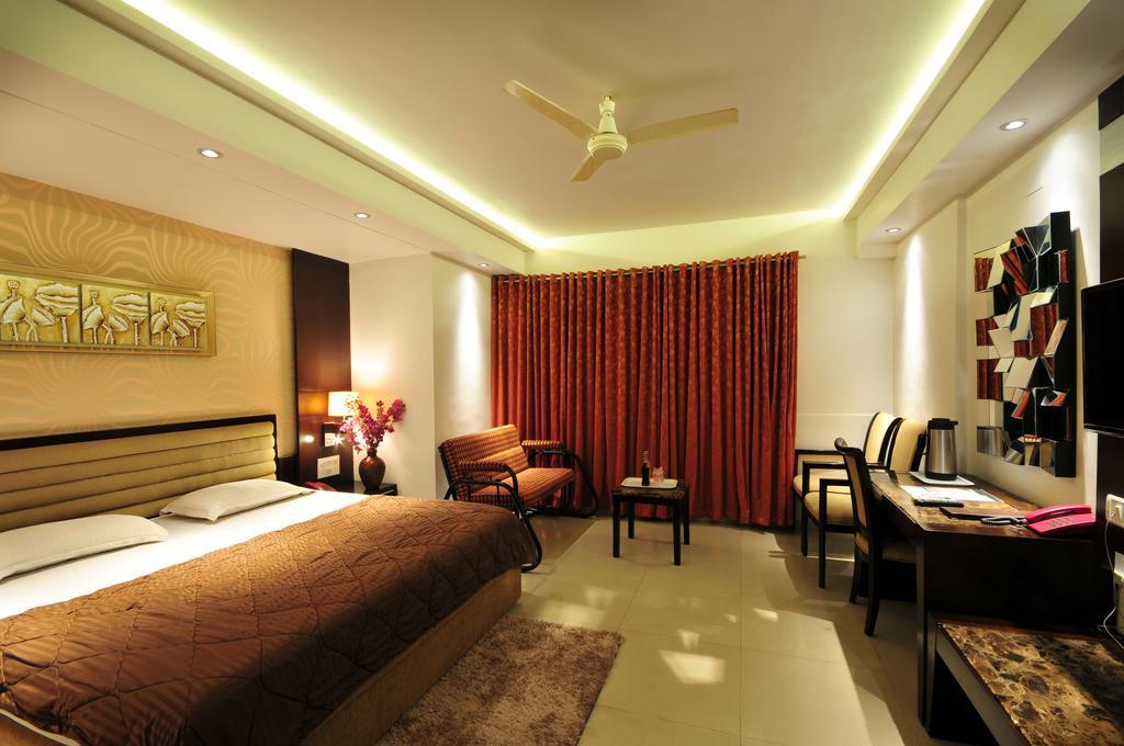 Hotel Surabhi Regency Anand Bagian luar foto