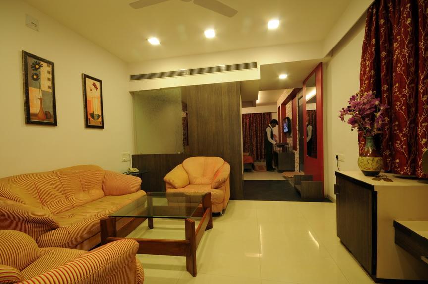 Hotel Surabhi Regency Anand Bagian luar foto