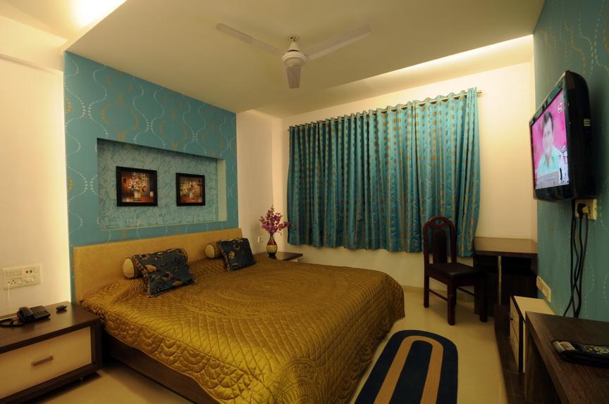 Hotel Surabhi Regency Anand Bagian luar foto