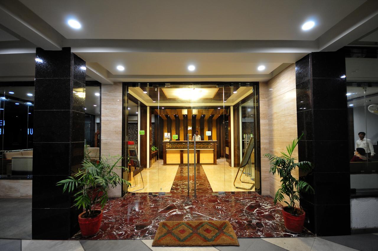 Hotel Surabhi Regency Anand Bagian luar foto