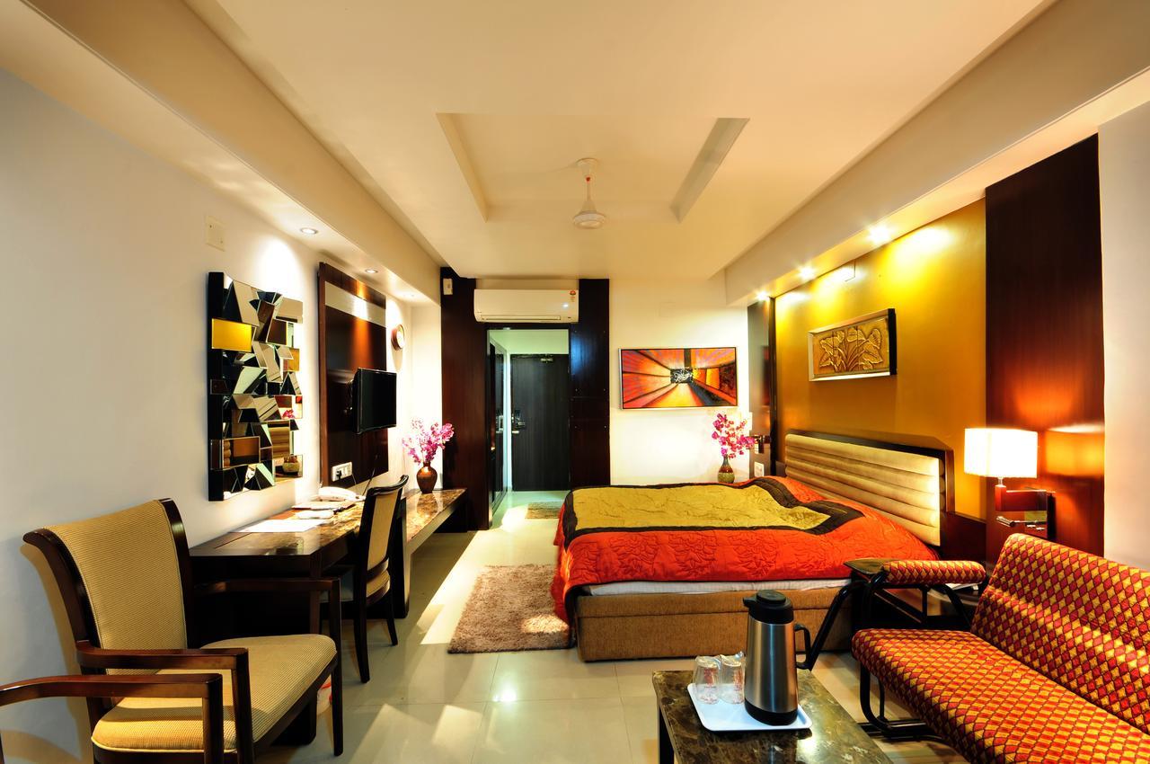 Hotel Surabhi Regency Anand Bagian luar foto