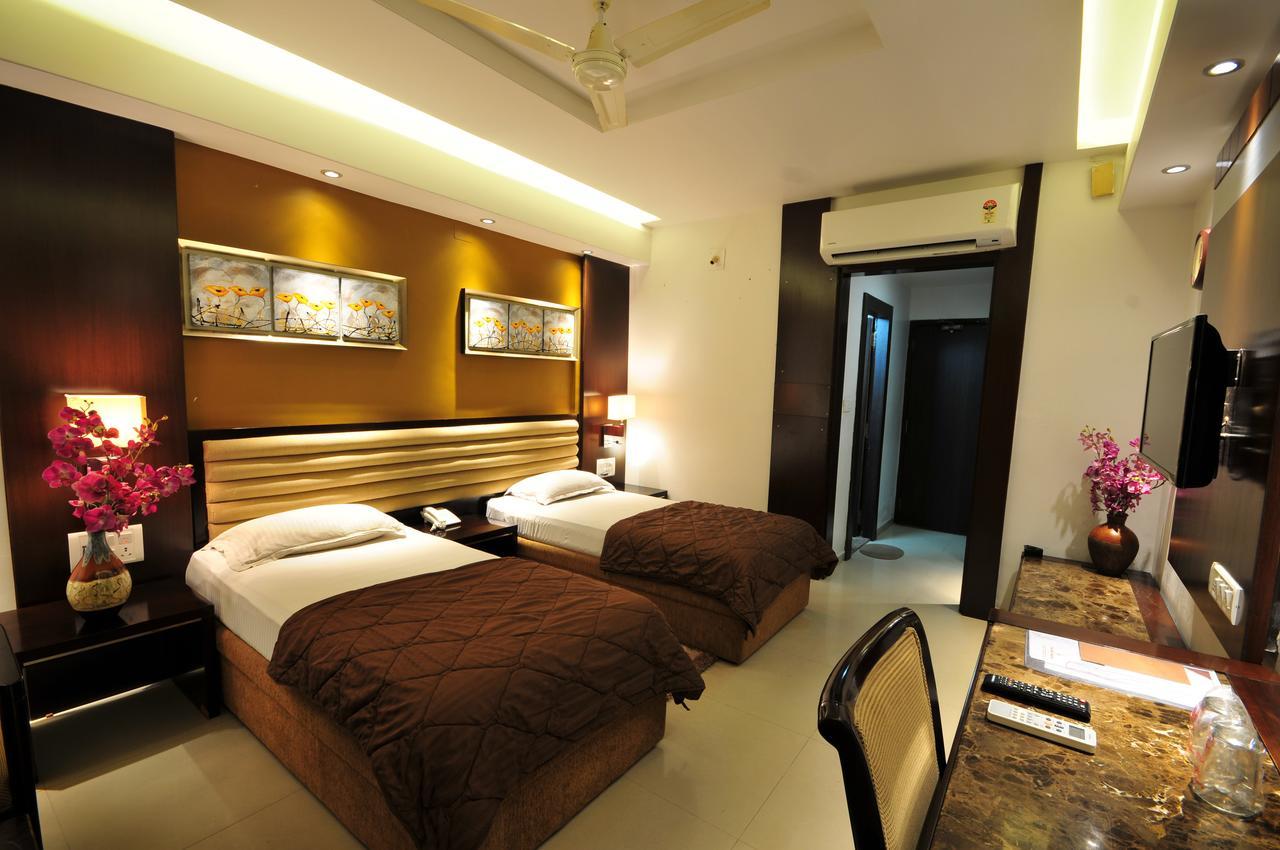 Hotel Surabhi Regency Anand Bagian luar foto