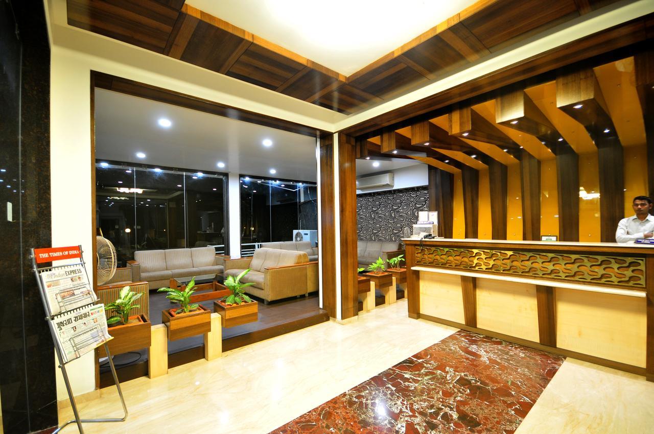 Hotel Surabhi Regency Anand Bagian luar foto