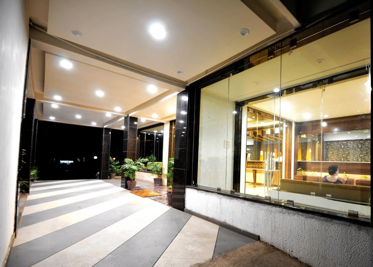 Hotel Surabhi Regency Anand Bagian luar foto